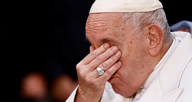 alphabymene's tweet photo. El Papa Francisco llora por Ucrania ¿y nosotros cómo nos conmovemos por los necesitados? https://t.co/zLCqD2Xxiv https://t.co/dM3uSNP3aw