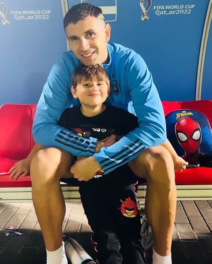 vegetableazu's tweet photo. el hijo del dibu con el dibu y su mochila de julian alvarez🕷 https://t.co/2Tsv8BAmBL