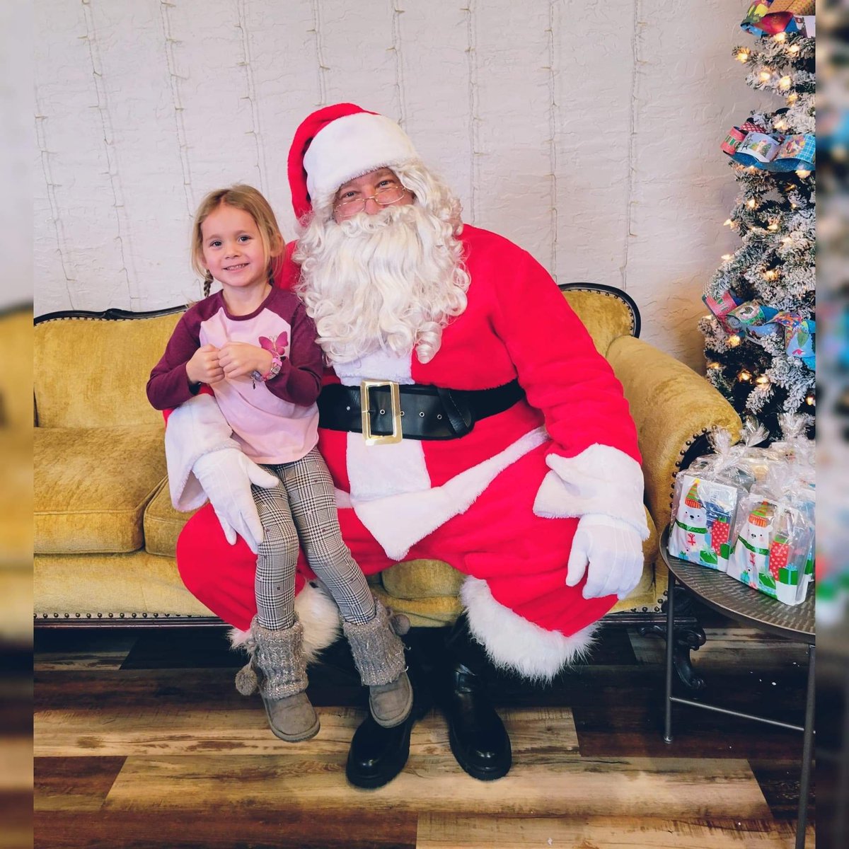 LizzyClaire7's tweet photo. Yesterday with Santa Claus https://t.co/exmJVZch5A