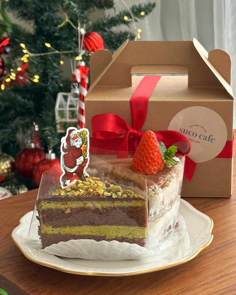 sucocafe's tweet photo. Christmas Box🎄🎂🎁💝
︎︎︎︎︎︎☑︎ピスタチオチョコレートケーキ 
︎︎︎︎︎︎☑︎ティラミスケーキ
¥1500
こちらのクリスマスボックス、
12/23(金)、24(土)と2日間限定販売致します！！
ご予約なしの当日先着順となります🙇‍♂️ https://t.co/Pn4NSdigpW