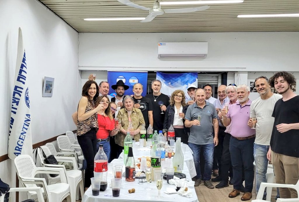EliahuHamra's tweet photo. Muchas gracias Unidad Comunitaria y Movimiento Sionista Renovador por invitarme a compartir el encendido de la 2da vela de #Janucá. Jag Sameaj y que la luz siga iluminando a nuestra comunidad. https://t.co/9N8xIhhNrw