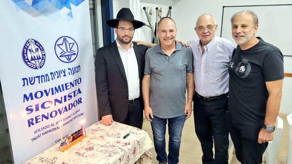 EliahuHamra's tweet photo. Muchas gracias Unidad Comunitaria y Movimiento Sionista Renovador por invitarme a compartir el encendido de la 2da vela de #Janucá. Jag Sameaj y que la luz siga iluminando a nuestra comunidad. https://t.co/9N8xIhhNrw