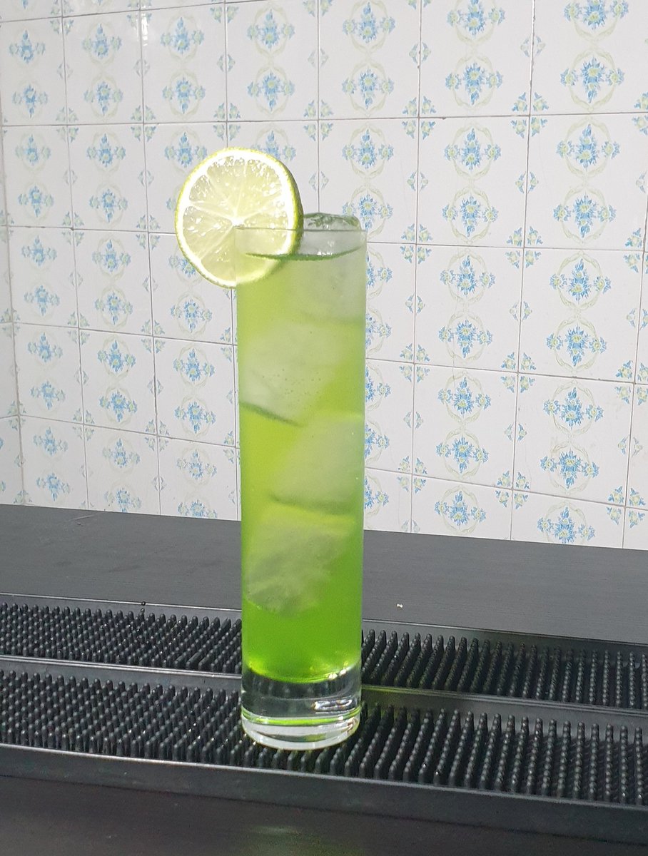Seafooddrinks's tweet photo. Easy Recipe: https://t.co/HLEKI7Srvk
CAN YOU PLEASE GUESS THIS COCKTAIL NAME???
Ingredients:
Vodka
Gin
White Rum
Tequila Blanco 
Melon Liqueur (Midori)
Lemon or Lime Juice
Simple Syrup 
Lemon - Lime Soda (Sprite, 7up) https://t.co/VqfWJxhG9T