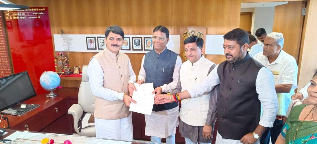 આજ રોજ ગુજરાતના મહામહિમ રાજ્યપાલ માનનીય શ્રી આચાર્ય દેવવ્રત જી ને અને ગુજરાત વિધાનસભાના માનનીય અધ્યક્ષ શ્રી શંકરભાઇ ચૌધરી ને રૂબરૂ મળી ત્રણેય અપક્ષ ધારાસભ્યશ્રીઓ એ ભારતીય જનતા પાર્ટીની સરકાર ને સમર્થન જાહેર કર્યું.!!
#Gujaratvidhansabha
#Dhanera
#Dantivada
#mavjidesai