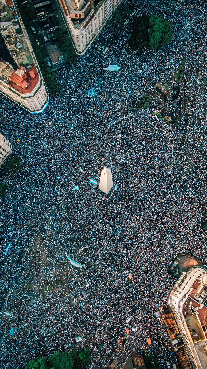 Δεν πέφτει καρφίτσα στην κυριολεξία στο κέντρο του Μπουένος Άιρες.
Ιστορική φωτογραφία 🇦🇷

#FIFAWorldCupGR #BuenosAires #messi