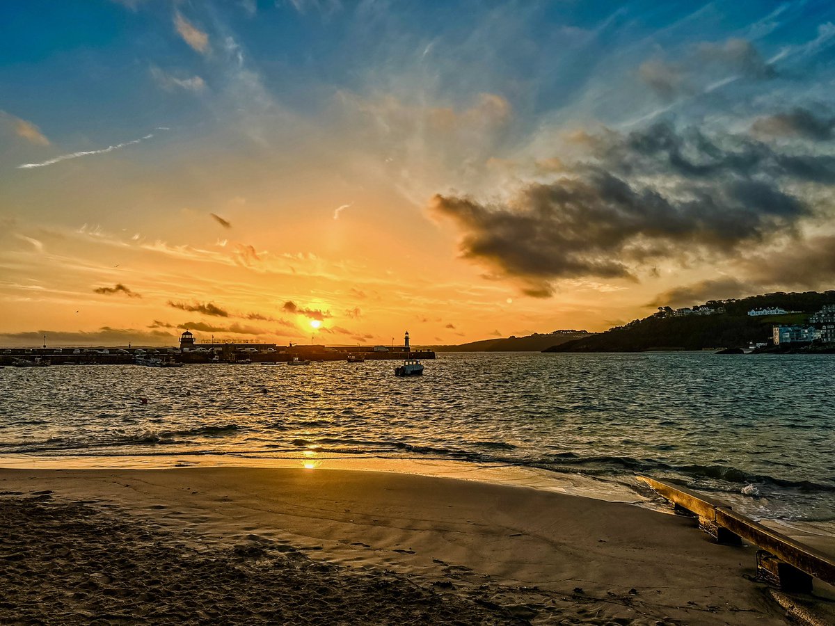 Winter dawn sky.
#cornwall #kernow #lovecornwall #uk #explorecornwall #cornishcoast #sea #ocean #visitcornwall #stives #stivescornwall #sky #marine #sunrise  #stivesbay #morning #cloud #lighthouse #pier #boat #fishing #fishingboat #wintersunrise #dawn #winter #harbour #beach