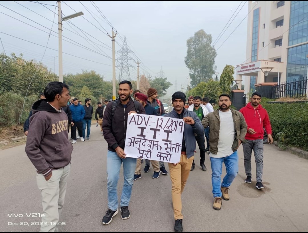 ये है मेरे हरियाणा का हाल, अपनी जोइनिंग के लिए लड़ते आईटीआई इंस्ट्रक्टर के चयनित उमीदवार, विभाग नहीं दे रहा है जोइनिंग, माननीय <a href="/cmohry/">CMO Haryana</a> जी विभाग पर सख्त से सख्त कार्यवाही करें। <a href="/moolchandbjphry/">Moolchand Sharma</a> <a href="/PMOIndia/">PMO India</a> <a href="/anilvijminister/">Anil Vij Minister Haryana, India</a> <a href="/Dchautala/">Dushyant Chautala</a> <a href="/DeependerSHooda/">Deepender Singh Hooda</a> <a href="/rssurjewala/">Randeep Singh Surjewala</a> <a href="/DainikBhaskar/">Dainik Bhaskar</a>