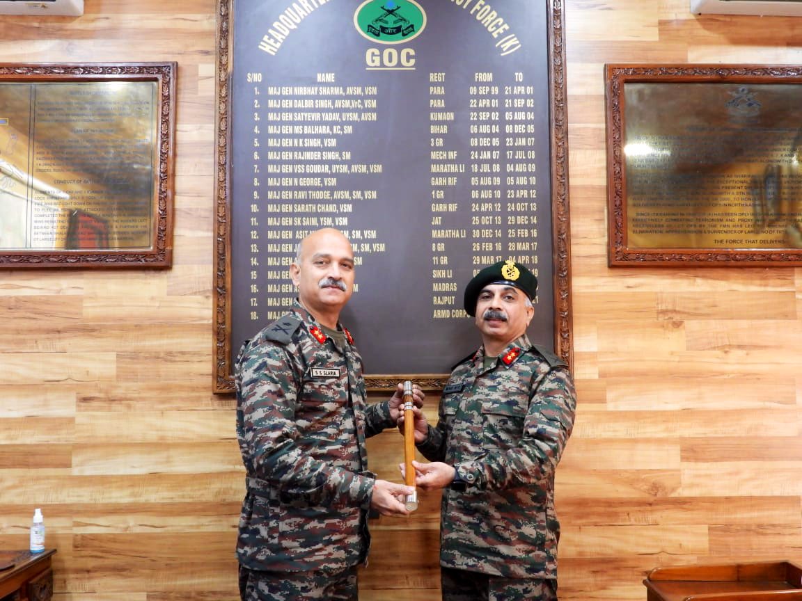 rohil_bashir's tweet photo. #In_pics
A great officer Major General Mohit Seth,SM,VSM takes over General officer in Command (GoC) of Kilo Force from Major General S S Slaria, Salaria in his tenure has done a good job especially in Amarnath cloud burst. @adgpi @ChinarcorpsIA @NorthernComd_IA @SudarshanNewsTV https://t.co/6X19xq0IBy