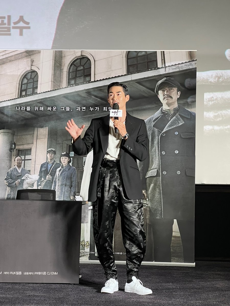 CJENMMOVIE's tweet photo. 역사를 잊은 민족에게 미래는 없다! 🤨🇰🇷
훈훈하고 유익했던 #윤제균감독 X #배정남 X #서경덕교수 역사GV 현장!📖
⠀
내일 개봉! 영화 <#영웅> 예매하러 GO ▶  https://t.co/TNhKiNROtM

#정성화 #김고은 #나문희
#조재윤 #배정남 #이현우 #박진주
#윤제균감독 #영화영웅 #12월21일극장개봉 https://t.co/LW7OI6uspx