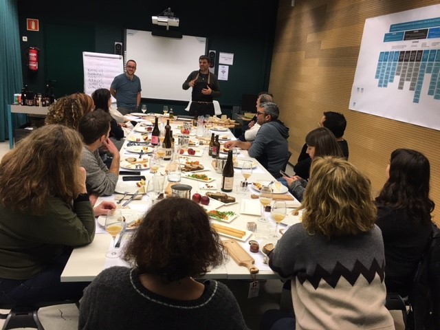 LabManlleu's tweet photo. 📢Dijous passat, 2 "MONSTRES" locals de la divulgació gastronòmica, en David i l'Isaac, ens van oferir un Tast de cerveses i formatges al #LABManlleu ☺️😋
👉Per a contractacions o bolos, els podeu seguir a @sanglasdavid i @GelabertIsaac 🥰
#vidaalLAB #donemelNadalpercelebrat https://t.co/KNGkboCJRV