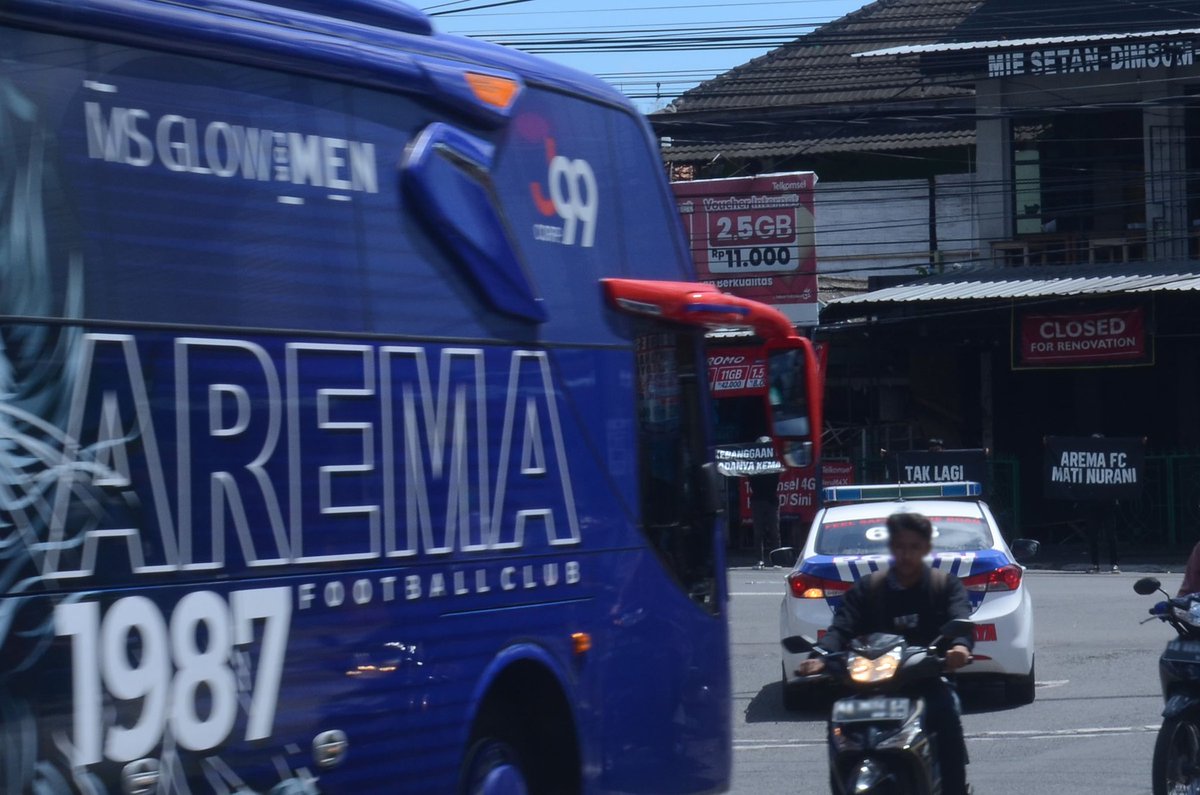 ~JOGJA HARI INI~

Sekelompok orang, membentangkan spanduk bertuliskan pesan2 kepada klub besar tapi kecil empatinya. Dlm rangka apa? bentuk kekecewaan sekelompok orang ini yang masih dan akan terus memiliki empati atas jatuhnya ratusan jiwa tak berdosa. Dan klub merasa selesai.