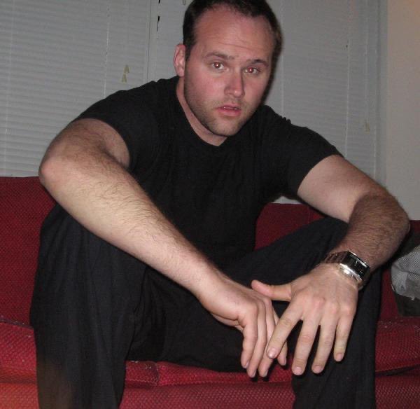 BEMANUELSONMZK's tweet photo. #redcouch #watch #photo #blackshirt #house https://t.co/eJGg8mlePa