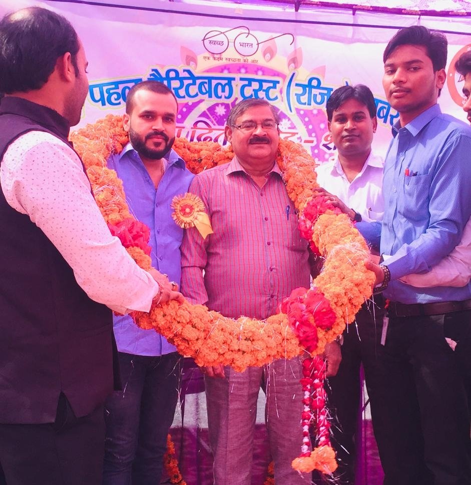 MukhiyaMohit's tweet photo. घमंड में मत रहिए, अर्श से फर्श तक
आने में, वक़्त भी नहीं लगता..!! 😉
#sdmsambhal
#cheifguest
#udaanartistgroup https://t.co/da4MQ9MNzS