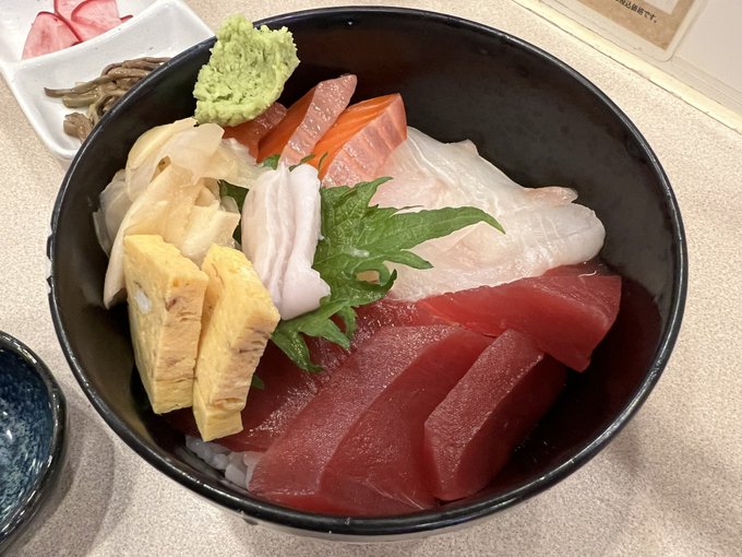 寒いから温かい飯をと思ってたのに店に入ったらいつもの癖でつい海鮮に。

本マグロ、サーモン、ヒラメ、エンガワの丼。 