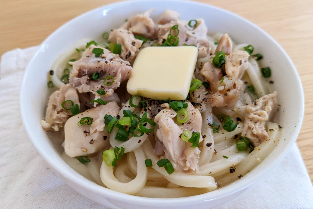 冷凍うどんで簡単に！コクうま「鶏ねぎ塩バターうどん」。