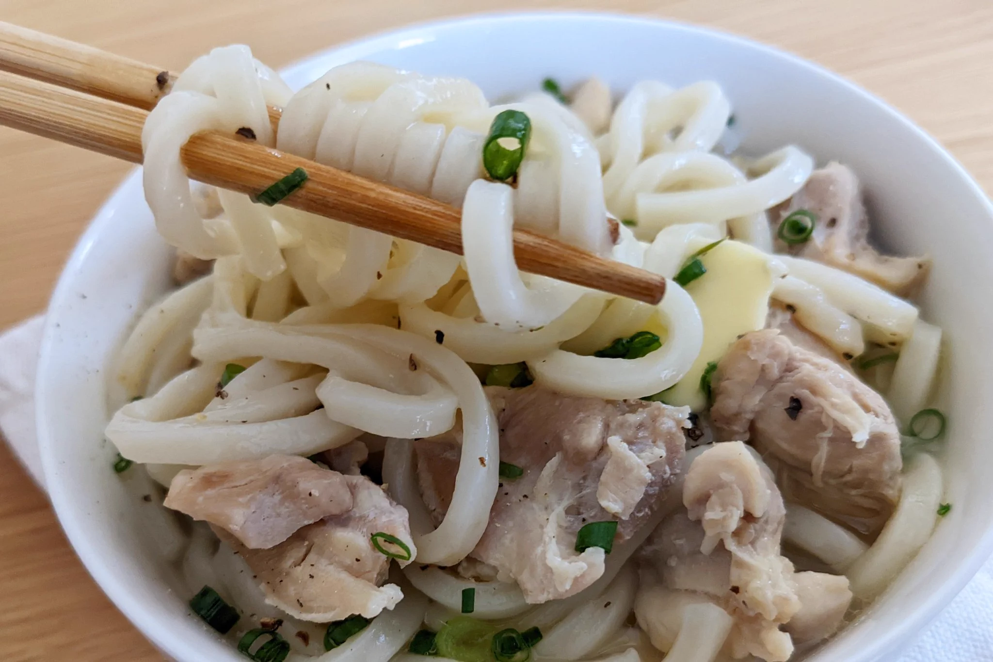 冷凍うどんで簡単に！コクうま「鶏ねぎ塩バターうどん」。