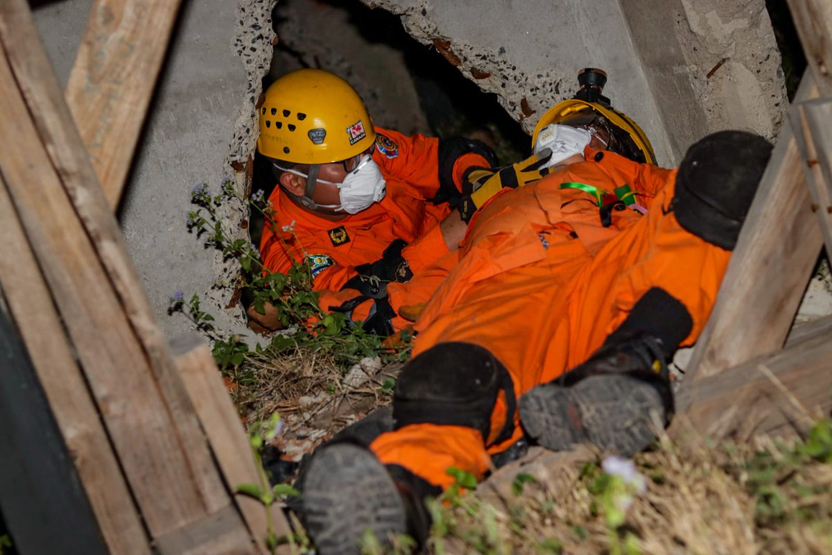 BomberosSV's tweet photo. Nuestro personal de primera respuesta se especializa en técnicas y destrezas necesarias para buscar, ubicar, estabilizar y extraer víctimas atrapadas en estructuras colapsadas, utilizando procedimientos adecuados y seguros para el personal de rescate y la víctima. #CRECL https://t.co/mIAqzcqBsn