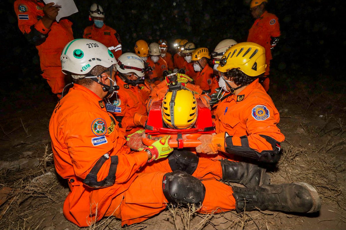 BomberosSV's tweet photo. Nuestro personal de primera respuesta se especializa en técnicas y destrezas necesarias para buscar, ubicar, estabilizar y extraer víctimas atrapadas en estructuras colapsadas, utilizando procedimientos adecuados y seguros para el personal de rescate y la víctima. #CRECL https://t.co/mIAqzcqBsn