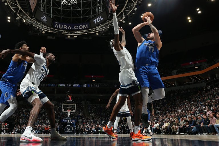 WolvesRadio's tweet photo. How about some love for Jaden McDaniels.

His defense on Luka Doncic tonight was sensational. 

When he was the primary defender, Luka had...

4 PTS
1/9 FG
3 TO

In 4 career matchups, Luka has...

11 PTS 
3/18 FG
5 TO https://t.co/gU8Eh6geUf