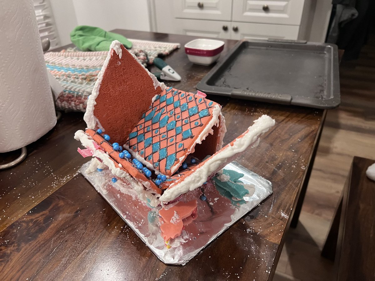 dieselgirlpdx's tweet image. Annual family gingerbread build in four parts….

#gingerbreadhouse #structuralfailure #bluellamadown #pinkunicorndown