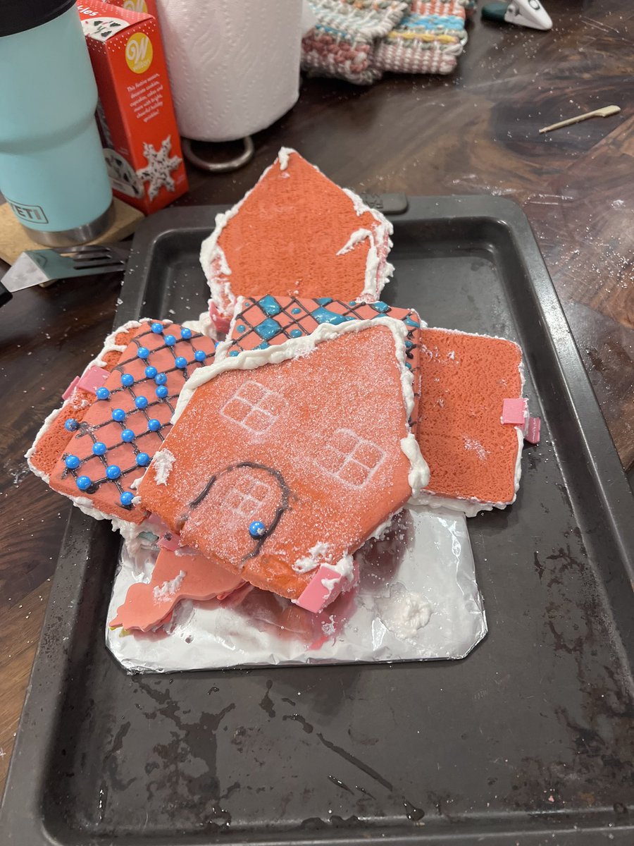 dieselgirlpdx's tweet image. Annual family gingerbread build in four parts….

#gingerbreadhouse #structuralfailure #bluellamadown #pinkunicorndown