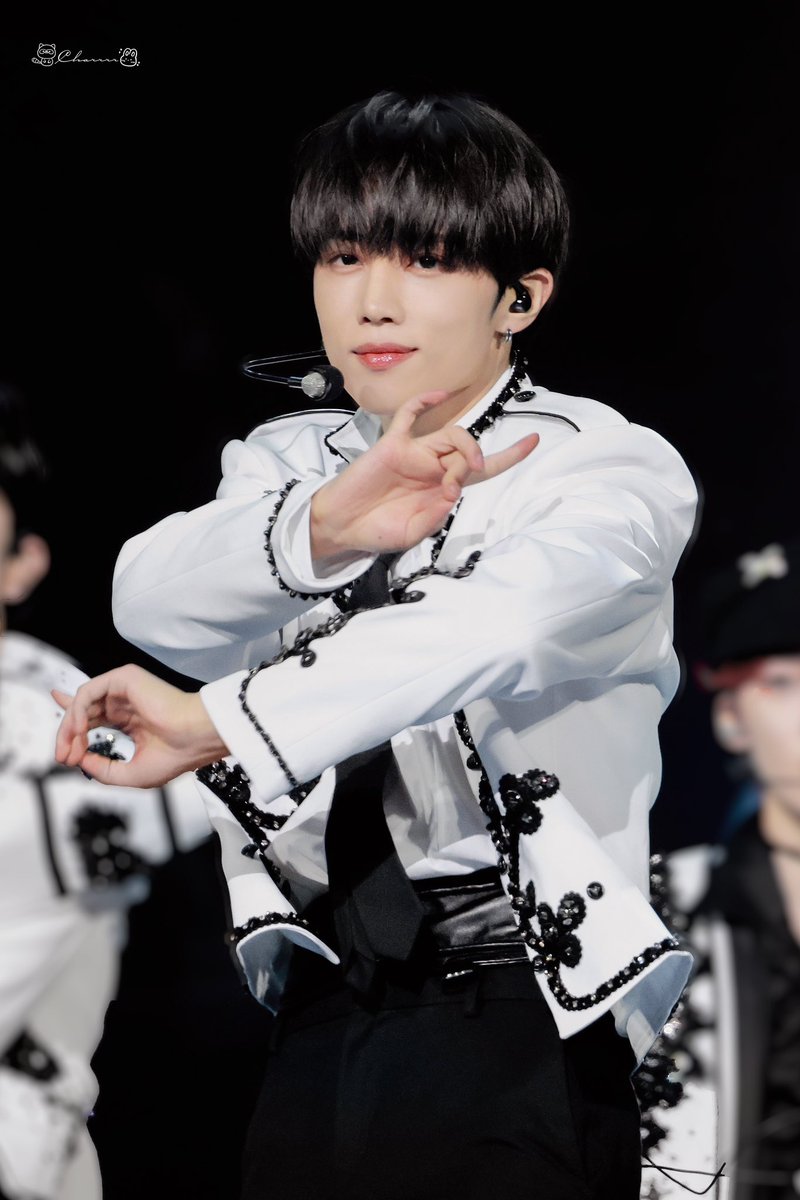 Charrrr999's tweet photo. 221216 KBS Stage 

왕자👑

#더보이즈 #THEBOYZ #선우 #SUNWOO https://t.co/9b9Cw9GEeZ