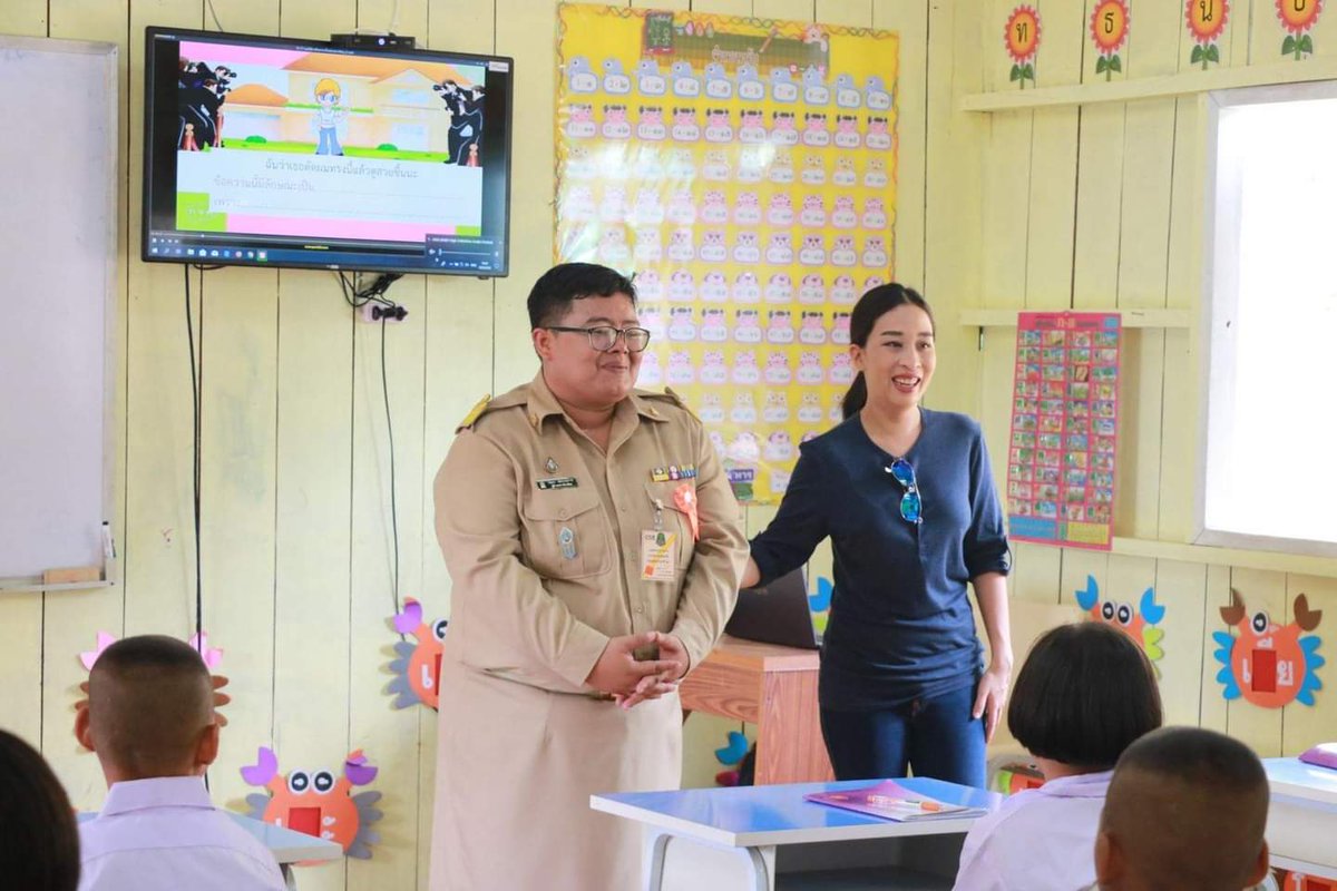 Nut_HS6OKJ's tweet photo. “ผมมีโอกาสได้เฝ้าฯ พระองค์ภาหลายรอบมาก และทุกครั้งที่เสด็จไปจะทรงเป็นกันเองกับชาวกะเหรี่ยงตัวเล็ก ๆ อย่างพวกผมเสมอ ท่านจะทรงทักทายชาวบ้านทุกคน เมื่อก่อนหมู่บ้านเราช่วงหน้าฝนเดินทางไปไหนไม่ได้เลย เพราะถนนถูกตัดขาด ญาติพี่น้องเจ็บป่วยทีก็แสนลำบาก แต่พอมีโครงการของพระองค์ https://t.co/hRmzLADzxr
