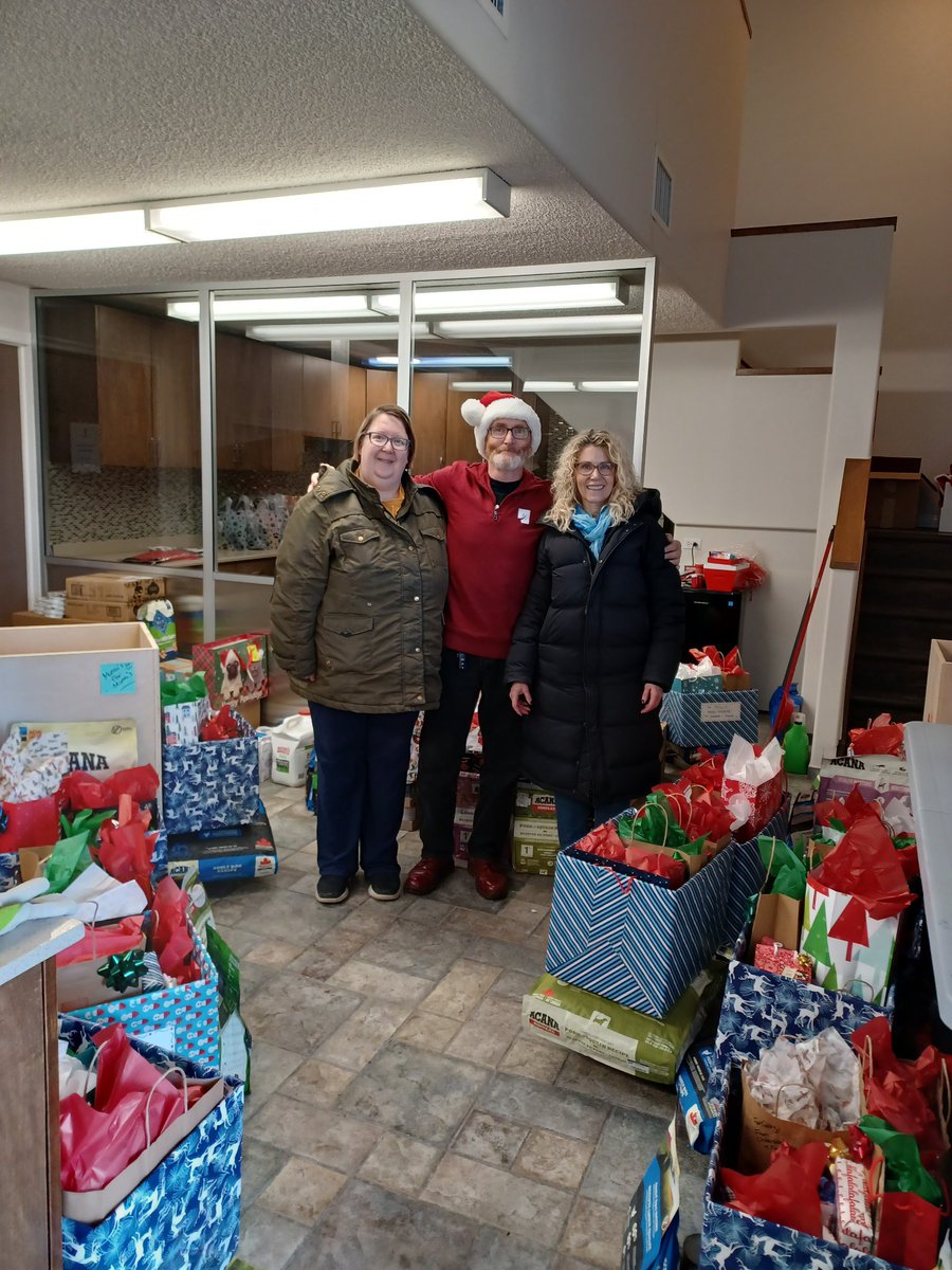 ParachutesP's tweet photo. Thank you doesn't seem like enough.
@unleasheddogyyc
#peoplepetscommunity #community #christmascheer #christmasspirit #petlover #petlove #yycdogs #homeless #vulberable #doghosueofhope #donate #giveback #handup #heretohelp #yyc #calgary https://t.co/9bXtLMQxSs