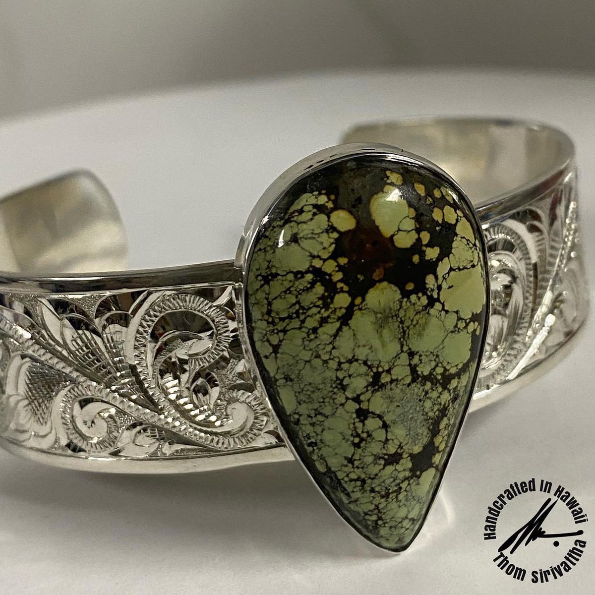 thomsirivattha's tweet photo. My second lapidary piece: 30 carat teardrop peacock turquoise set on 18mm cuff bangle.  Still experimenting with sizes and widths to find that perfect balance. #lahanajewelry #thomsirivattha #turquoise #cuffbangle #handcrafted #engraving https://t.co/AJ8xSRgFZx