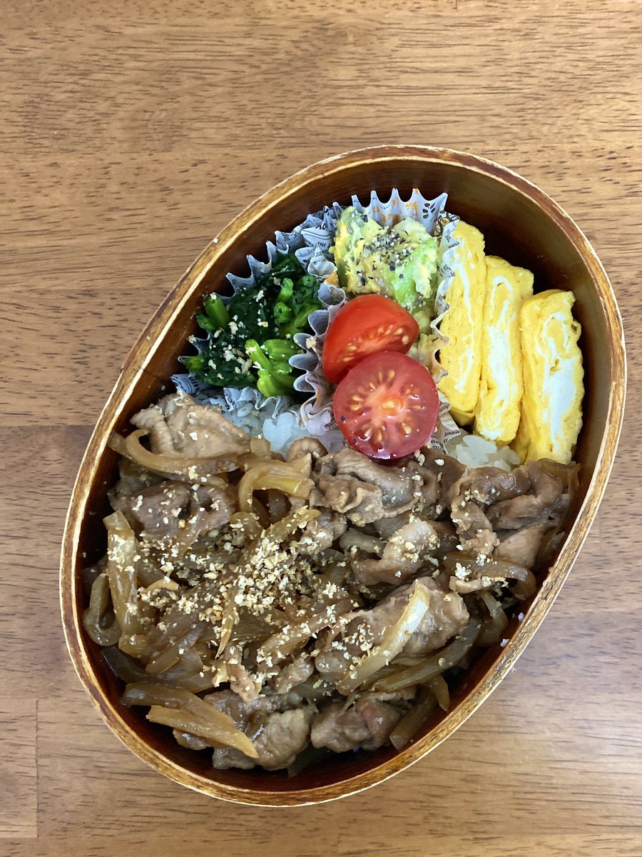 今日のBENTO。
お昼はガッツリ！　豚のすき焼き風・アボガドポテトサラダ・卵焼き・ほうれん草のお浸し・プチトマト。 https://t.co/Ogkiy33nti