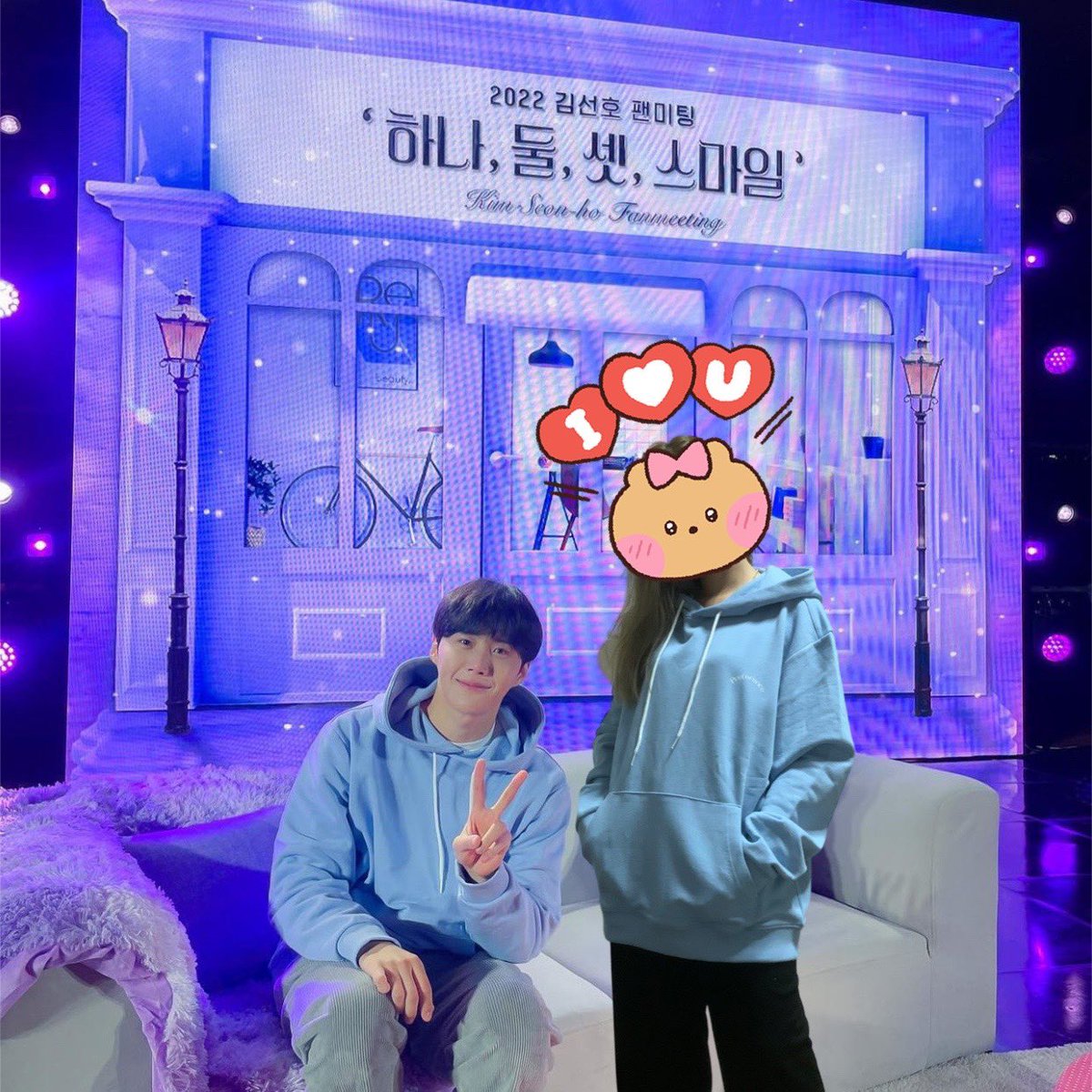 อากาศดีมากกก วันนี้เลยเอาเสื้อคู่ออกมาใส่กับแฟนค่ะ อรั้ยยย 🥰🥰🥰