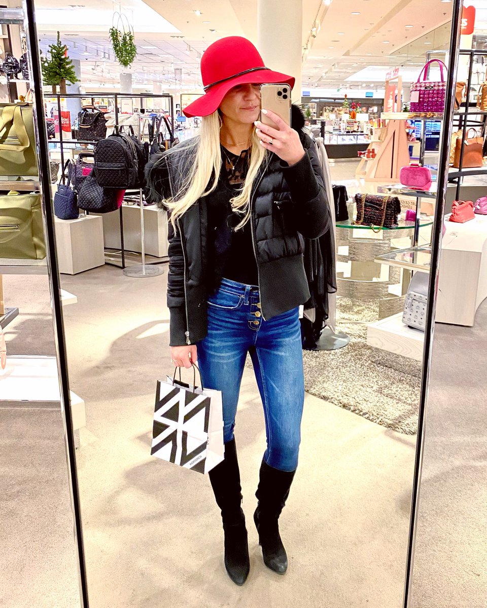 ‘Tis the season of holiday shopping (&amp; big hats so you can avoid all the other crazy last minute shoppers). Every year I wait until week of Christmas to finish 🎁🛍 &amp; EVERY year I tell myself next year I’ll have more time &amp; shop earlier🤷🏼‍♀️ #procrastinators #betterunderpressure #💸
