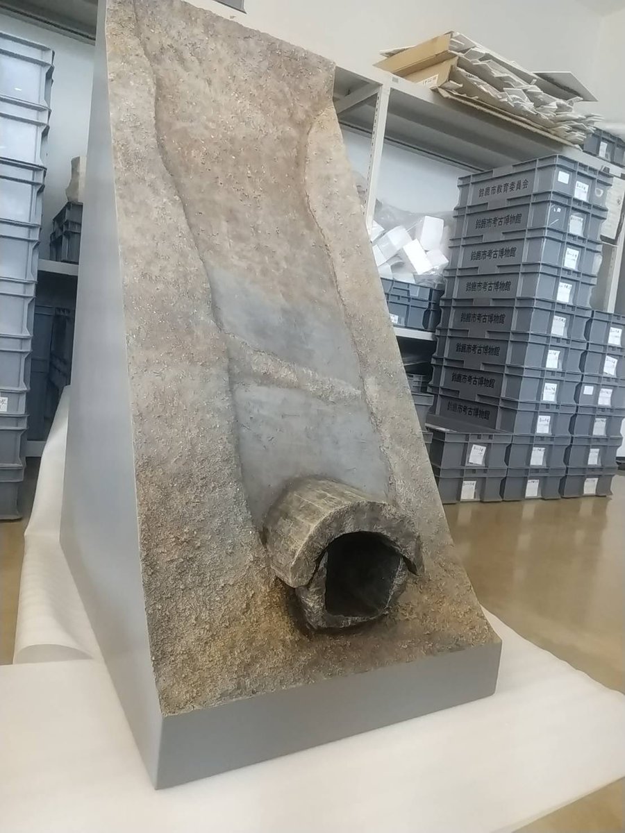 suzukakokohaku1's tweet photo. 【発掘調査ニュース】
大下遺跡で出土した木樋のレプリカが完成しました！
木樋自体と出土状況を表したものの2種類を作ってい��だきました✨
加工の跡や色合いなど、とても細かく再現されています🪵 https://t.co/RjHe2TrmZH