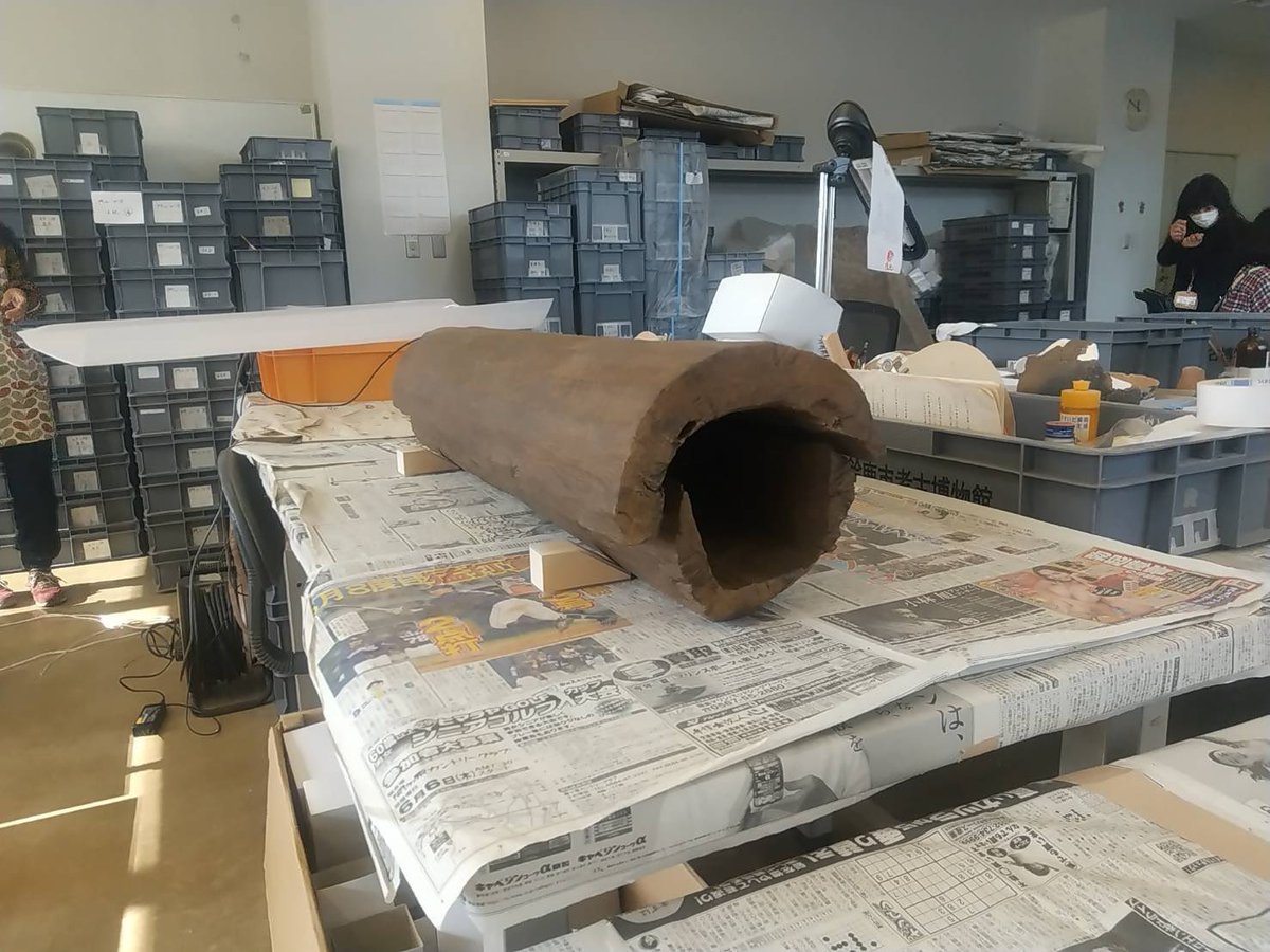 suzukakokohaku1's tweet photo. 【発掘調査ニュース】
大下遺跡で出土した木樋のレプリカが完成しました！
木樋自体と出土状況を表したものの2種類を作ってい��だきました✨
加工の跡や色合いなど、とても細かく再現されています🪵 https://t.co/RjHe2TrmZH