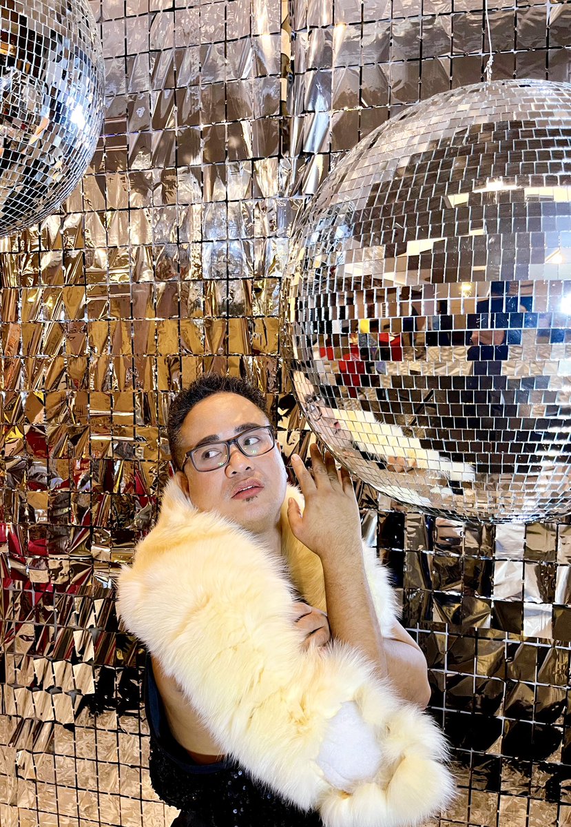JulyisMyName's tweet photo. I’m happy to sparkle like a glazed disco ball. 🪩❇️✨
-Paloma Elsesser #HomGivesBack #HOMCharityBall2022 https://t.co/7I1VPBa9yy