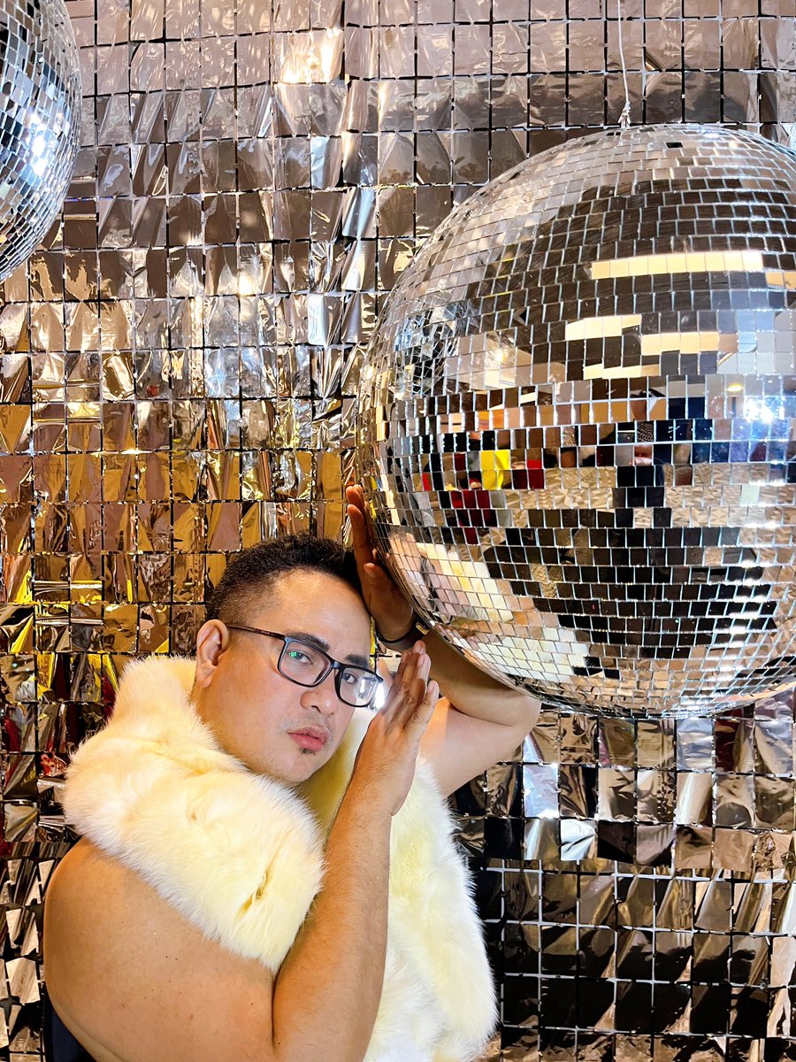 JulyisMyName's tweet photo. I’m happy to sparkle like a glazed disco ball. 🪩❇️✨
-Paloma Elsesser #HomGivesBack #HOMCharityBall2022 https://t.co/7I1VPBa9yy