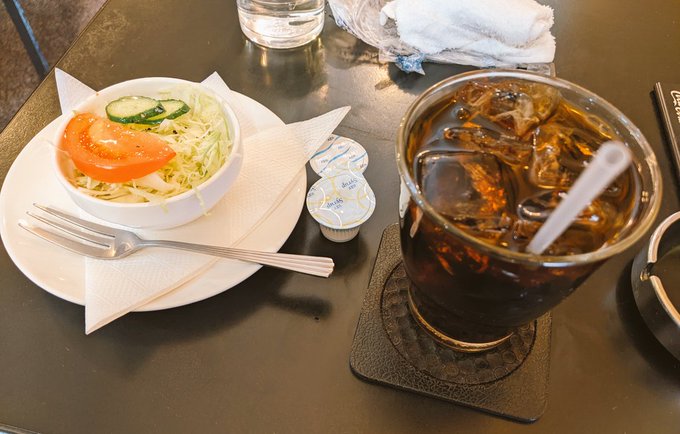 近所で人気?の喫茶店にきたわよ
ホールのお兄さんがだるそうにタバコ吸ってて良い 