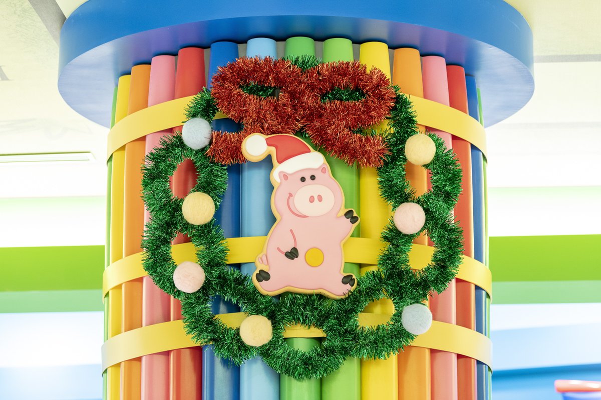 To celebrate the season, we’re sharing a look at the decor prepared by the toys in the Tokyo Disney Resort Toy Story Hotel. Decked out in playful wreaths, large ornaments, and more, these are some of the pieces they’ve put together with goods from Andy's house! 🎁🎄✨