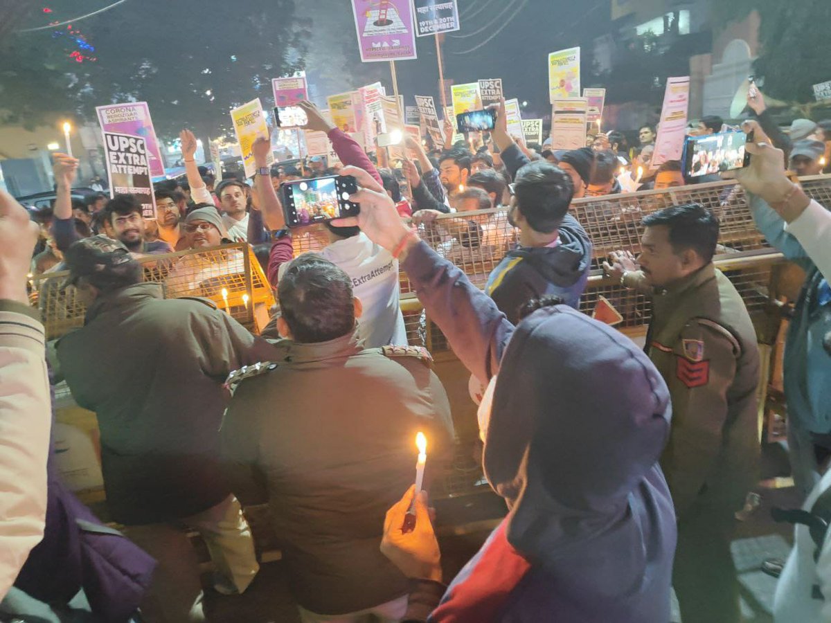 Neerajkundan's tweet image. 2 साल से अधिक समय होने को आ गया #UPSCExtraAttempt #ExtraAttemptForAll की मांग के साथ छात्र आंदोलनरत है। कोविड समय में जब सब अपनों को बचाने की कोशिशों में लगे थे तो कैसे परीक्षाएं दे पाते ? 
निकम्मी मोदी सरकार के कान पर जूं तक नहीं रेंगती है।