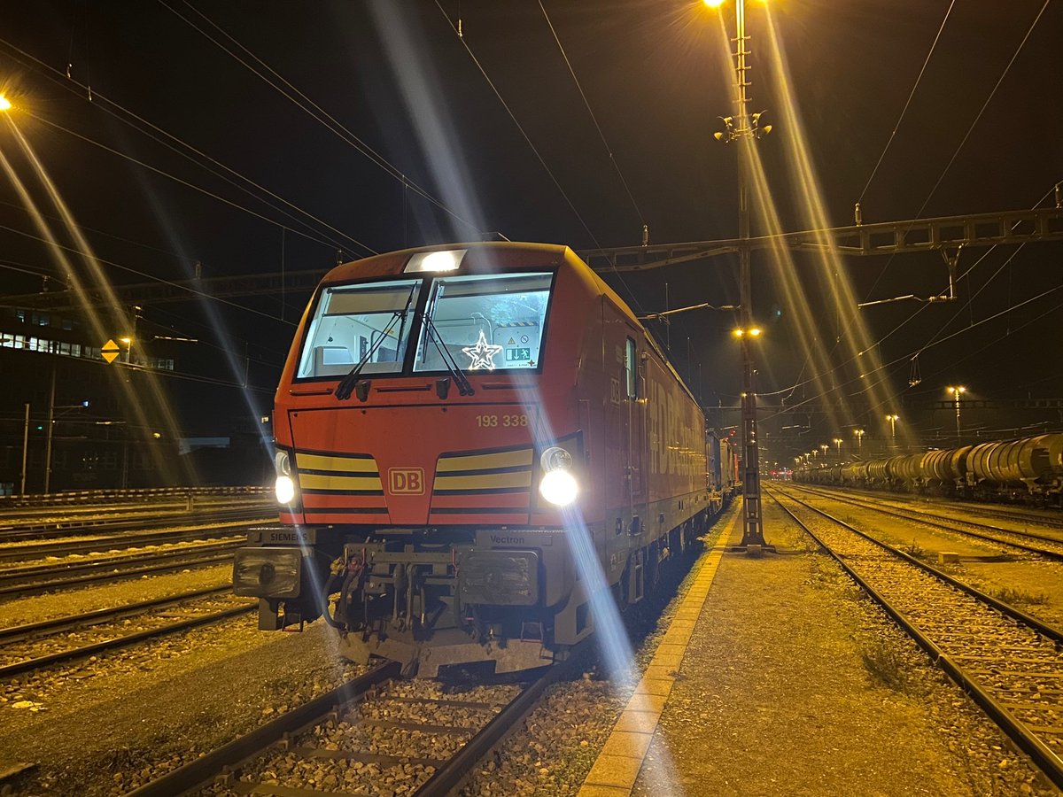 Guten Morgen🙋
Heute ging es mal wieder nach #SPAO... Es hätte gut auf den ersten #Fensterzug ab #BEL gereicht... Wäre da nicht #BZM und #Pollegio 🤌 gewesen 🙈

Ja nu, in 40 Minuten hab ich dann einen direkten nach Basel.

Kommt gut in den Tag ✌️

#DBCargofährt #Vectron