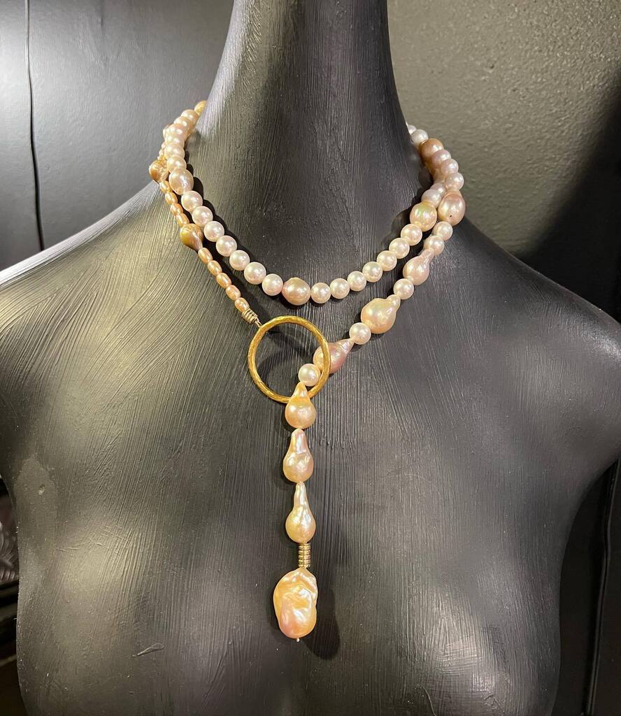 Student work.Pearl necklace.
Many students are quite busy to complete last minutes holiday gift.🎁💝 #ayakanishijewelryschool #jewelrymaking #eastvillage #nyc #necklace #holidaygift