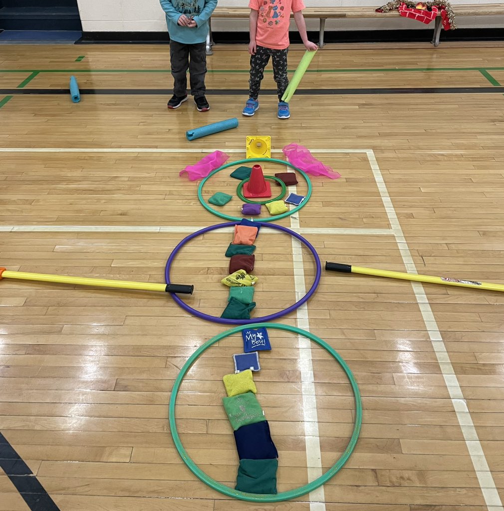 _glendagray's tweet photo. Students had fun building “PE equipment snowmen” today #physed #elemPE https://t.co/Kzt7ziE7VA