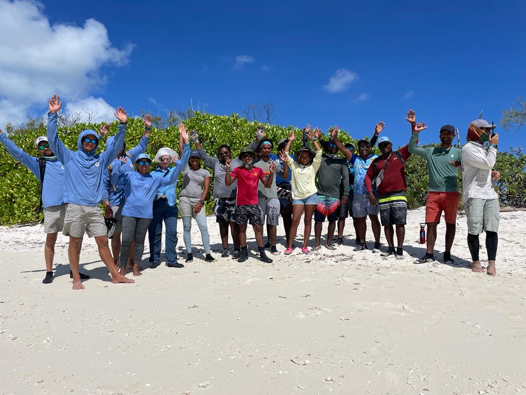 ICSSeychelles's tweet photo. Last week, ICS mobilised 20 volunteers from IDC, SPDF and Blue Safari for a full-day clean-up event on the undeveloped wildlife haven of St Francois Island. Thanks to them, 345kgs of trash were collected from the Black-naped Tern breeding sites.
#kickplastic https://t.co/WRbRMafLV2