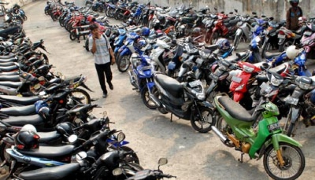 Parkiran Belanda VS Indonesia

Sepeda uda jadi gaya hidup dan pilihan buat commuting di Belanda. Iya karena aman dan infrastrukturnya udah siap. 

Kalau di kita sepedaan = olahraga.