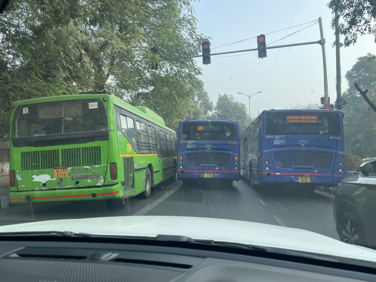 MalikTia's tweet photo. Whatever happened to the bus lanes in delhi!! @dtptraffic @OfficeOfNG @NitinGadkari001 @ArvindKejriwal https://t.co/P5viOYMJt6