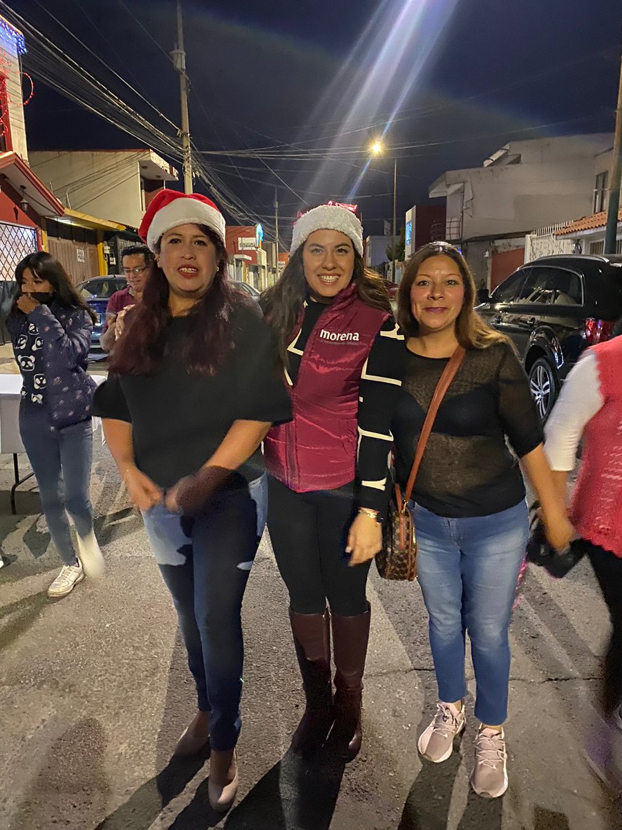 xelariannah's tweet photo. Es un gusto recorrer el #DistritoXI con mi gente, conviviendo y creando momentos inolvidables; por eso pasé a visitar a mis amigos de la colonia #Consorcio y la líder Adelaida que siempre nos apoya siendo un medio de comunicación con quienes más lo necesitan.
¡Felices fiestas! https://t.co/t2FXLtMs1J