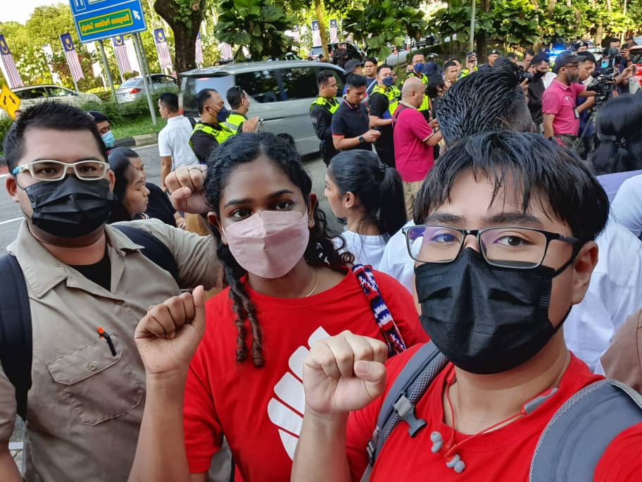 amandaaalouisss's tweet photo. Komrad-komrad PSM turun ke Parlimen untuk bersolidariti ✊🏾
Wakil pejabat KDN telah menerima memorandum yang disediakan. Diminta saudara @saifnasution untuk meneliti memorandum tersebut dan mengadakan sesi perbincangan dengan badan² yang sepatutnya.
#AbolishSOSMA #MansuhSOSMA https://t.co/uHfIvh37Sd