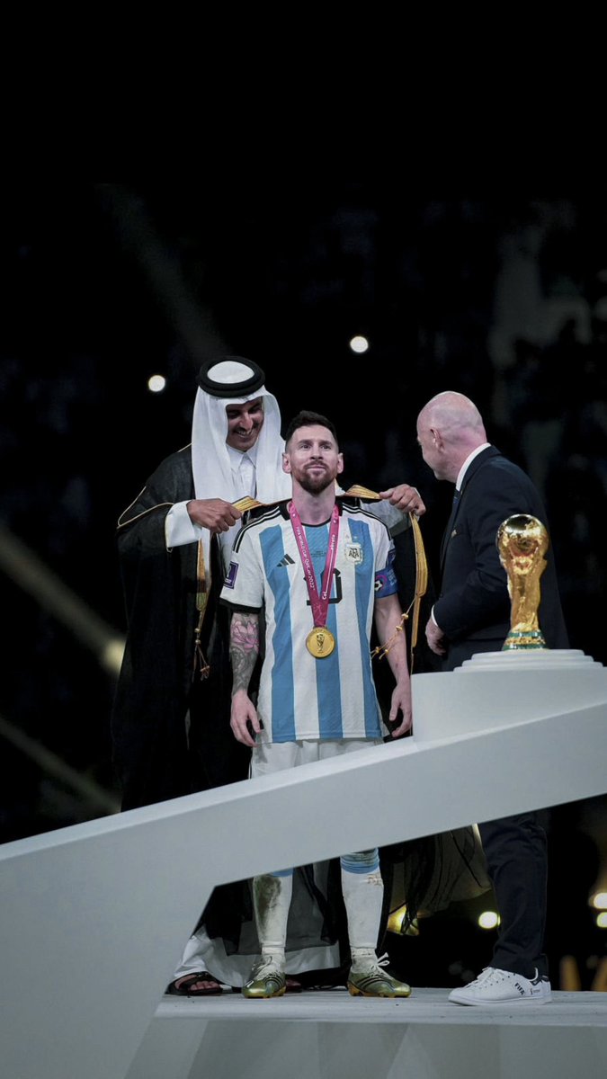 خلاااص خضع الذهب …
رضخت الكرة لسيدها وملكها ..
انتهى الفلم الحقيقي الحلم يتحقق …
ياكاتب التاريخ اغلق الصفحات …
(الملك ختم كرة القدم واقفل ابوابها) 🇦🇷🤍

18/12/2022 يوم للتاريخ 🙌💙