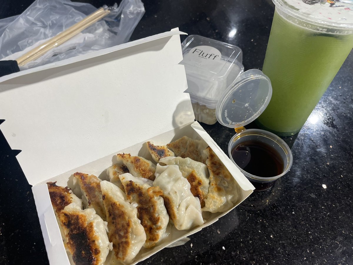 mitsubishiboi's tweet photo. Porda mabilisang lunch. Haha. #wheninbgc #onebonifacio https://t.co/iZLyqFAnbr