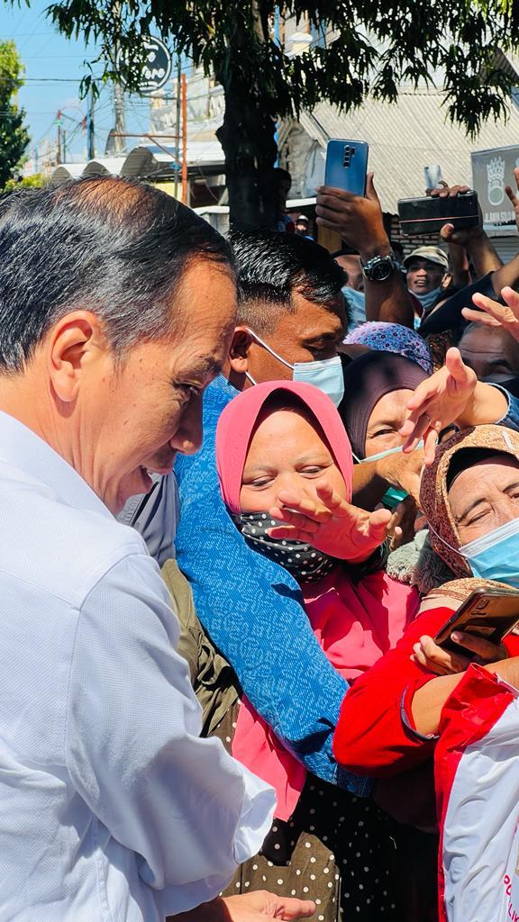 Mengunjungi Pasar Sukolilo di Jalan Raya Solo, Kabupaten Madiun hari ini. Di pasar tersebut, saya dan Ibu Negara membagikan bantuan modal kerja kepada para pedagang kaki lima dan bantuan tunai langsung kepada para pedagang pasar.